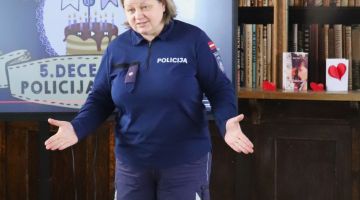 Mazais pētnieks pēta policista profesiju