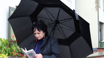 Dzejas dienu akcija “Sirds uz perona. Pietura “Vecpilsētas laukums””. Noskaņu dzeja “…un lietus lija”