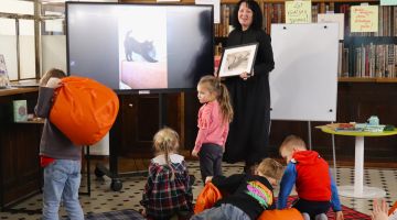 Mazais pētnieks pēta mākslinieka profesiju