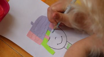 Mazais pētnieks pēta friziera profesiju