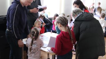 Mazais pētnieks pēta mediķa profesiju