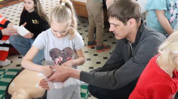 Mazais pētnieks pēta mediķa profesiju