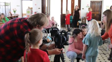 Mazais pētnieks pēta žurnālista un operatora profesiju