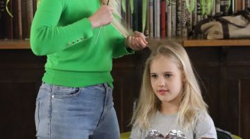 Mazais pētnieks pēta friziera profesiju