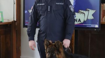 Mazais pētnieks pēta policista profesiju