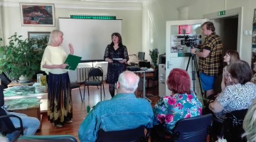 Māras Bojāres dzejas krājuma “Par ko vēl ziedēt man” atvēršana.