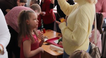 Mazais pētnieks pēta žurnālista un operatora profesiju