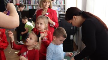 Mazais pētnieks pēta žurnālista un operatora profesiju