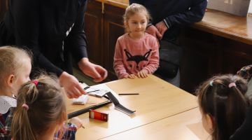 Mazais pētnieks pēta mākslinieka profesiju