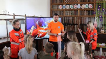 Mazais pētnieks pēta mediķa profesiju