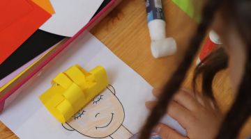 Mazais pētnieks pēta friziera profesiju