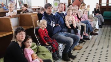 Mazais pētnieks pēta policista profesiju
