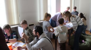 Mazais pētnieks pēta mediķa profesiju