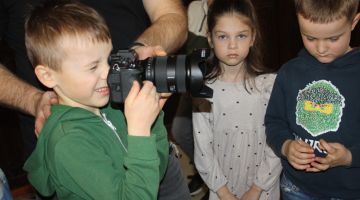 Mazais pētnieks pēta fotogrāfa profesiju