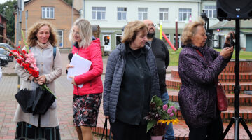 Dzejas dienu akcija “Sirds uz perona. Pietura “Vecpilsētas laukums””. Noskaņu dzeja “…un lietus lija”