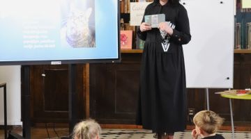 Mazais pētnieks pēta mākslinieka profesiju