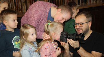Mazais pētnieks pēta fotogrāfa profesiju