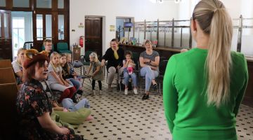 Mazais pētnieks pēta friziera profesiju