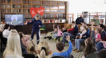 Mazais pētnieks pēta policista profesiju