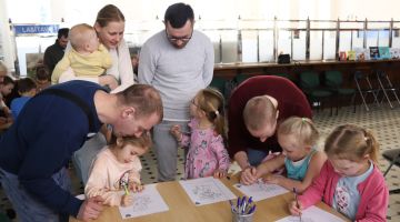 Mazais pētnieks pēta policista profesiju
