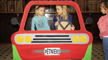 Mazais pētnieks pēta fotogrāfa profesiju
