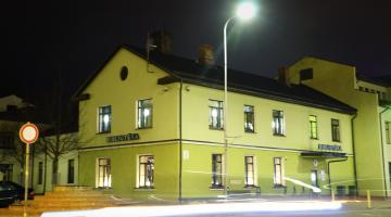 Bibliotēka naktī