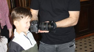 Mazais pētnieks pēta fotogrāfa profesiju