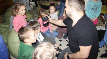 Mazais pētnieks pēta fotogrāfa profesiju
