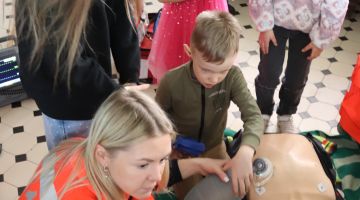 Mazais pētnieks pēta mediķa profesiju