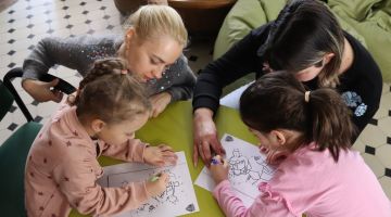 Mazais pētnieks pēta policista profesiju