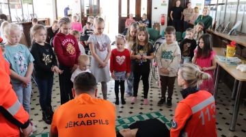 Mazais pētnieks pēta mediķa profesiju