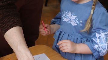 Mazais pētnieks pēta friziera profesiju
