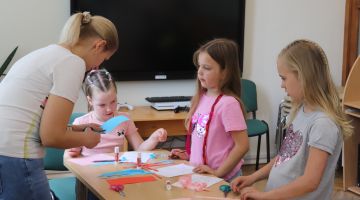 Mazais pētnieks pēta friziera profesiju
