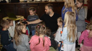 Mazais pētnieks pēta fotogrāfa profesiju