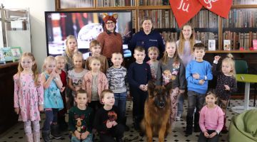 Mazais pētnieks pēta policista profesiju