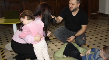 Mazais pētnieks pēta fotogrāfa profesiju