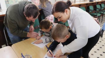 Mazais pētnieks pēta policista profesiju