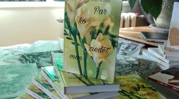Māras Bojāres dzejas krājuma “Par ko vēl ziedēt man” atvēršana.