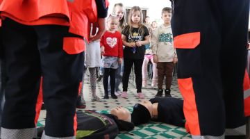 Mazais pētnieks pēta mediķa profesiju