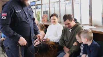 Mazais pētnieks pēta policista profesiju