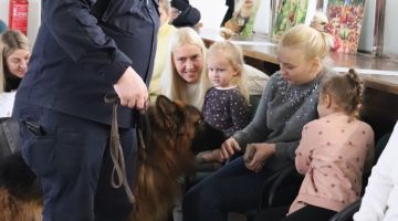 Mazais pētnieks pēta policista profesiju