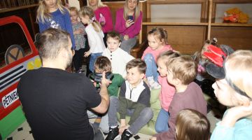 Mazais pētnieks pēta fotogrāfa profesiju