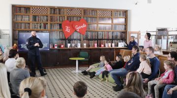 Mazais pētnieks pēta policista profesiju