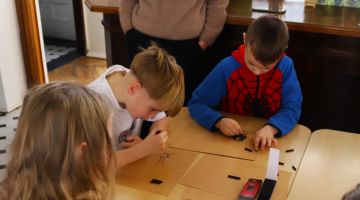Mazais pētnieks pēta mākslinieka profesiju