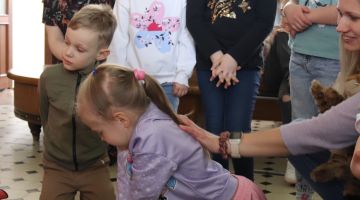 Mazais pētnieks pēta mediķa profesiju