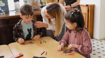 Mazais pētnieks pēta mākslinieka profesiju