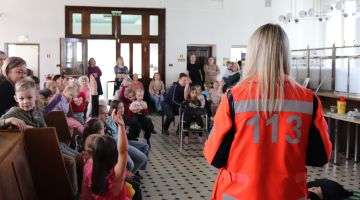 Mazais pētnieks pēta mediķa profesiju