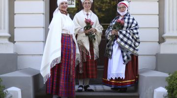 Fotoizstādes “Mans tautastērps Latvijā un pasaulē” atklāšana