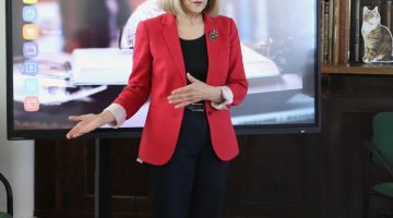 Mazais pētnieks pēta žurnālista un operatora profesiju