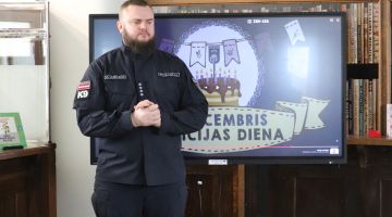 Mazais pētnieks pēta policista profesiju